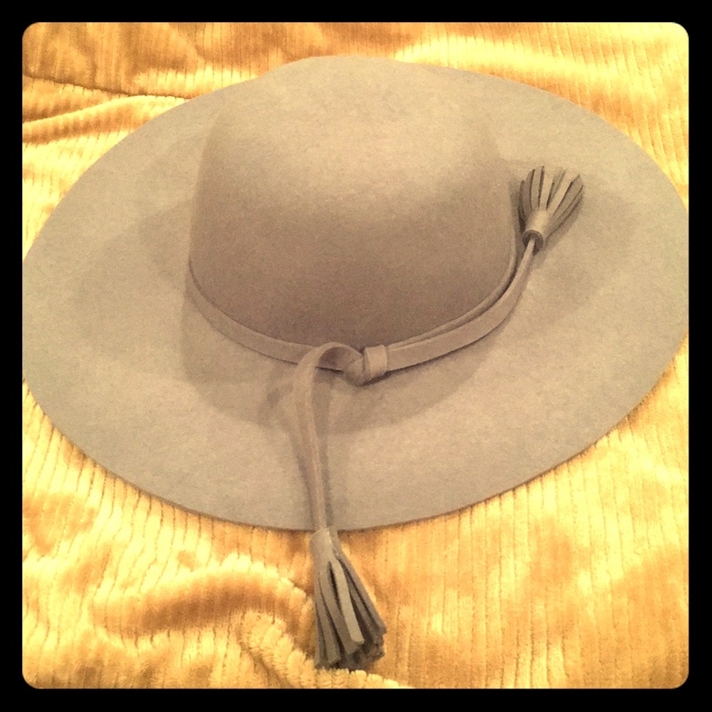 Wide-rim hat